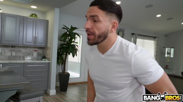 BANG BROS - Peter Green Sneak Into Gia While She Was About To Take A Shower And End Up Having Sex